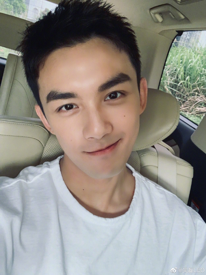 吴磊新剪寸头发型帅气清爽