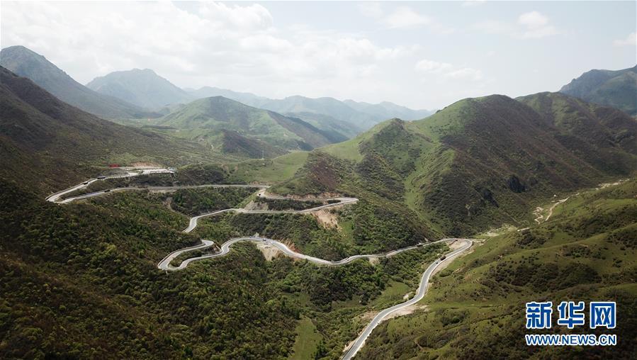 甘肃定西分水岭上山路十八弯