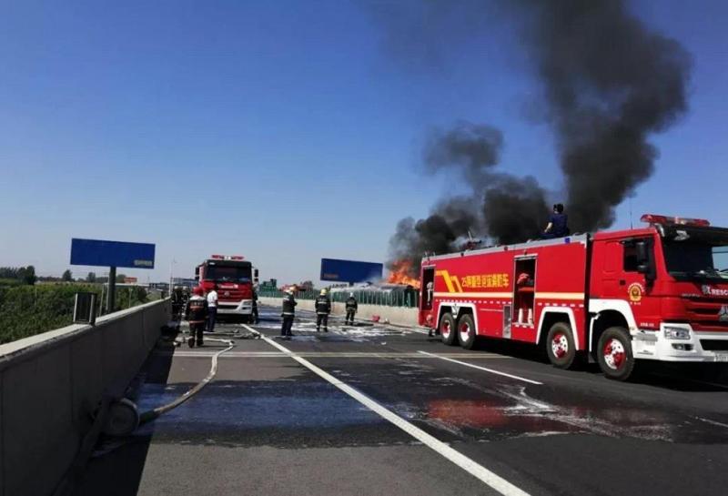 山东聊城莘县两辆货车追尾 致事故现场起火 一名司机死亡