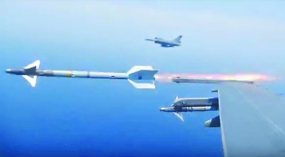 台军F-16发射“响尾蛇”导弹的画面