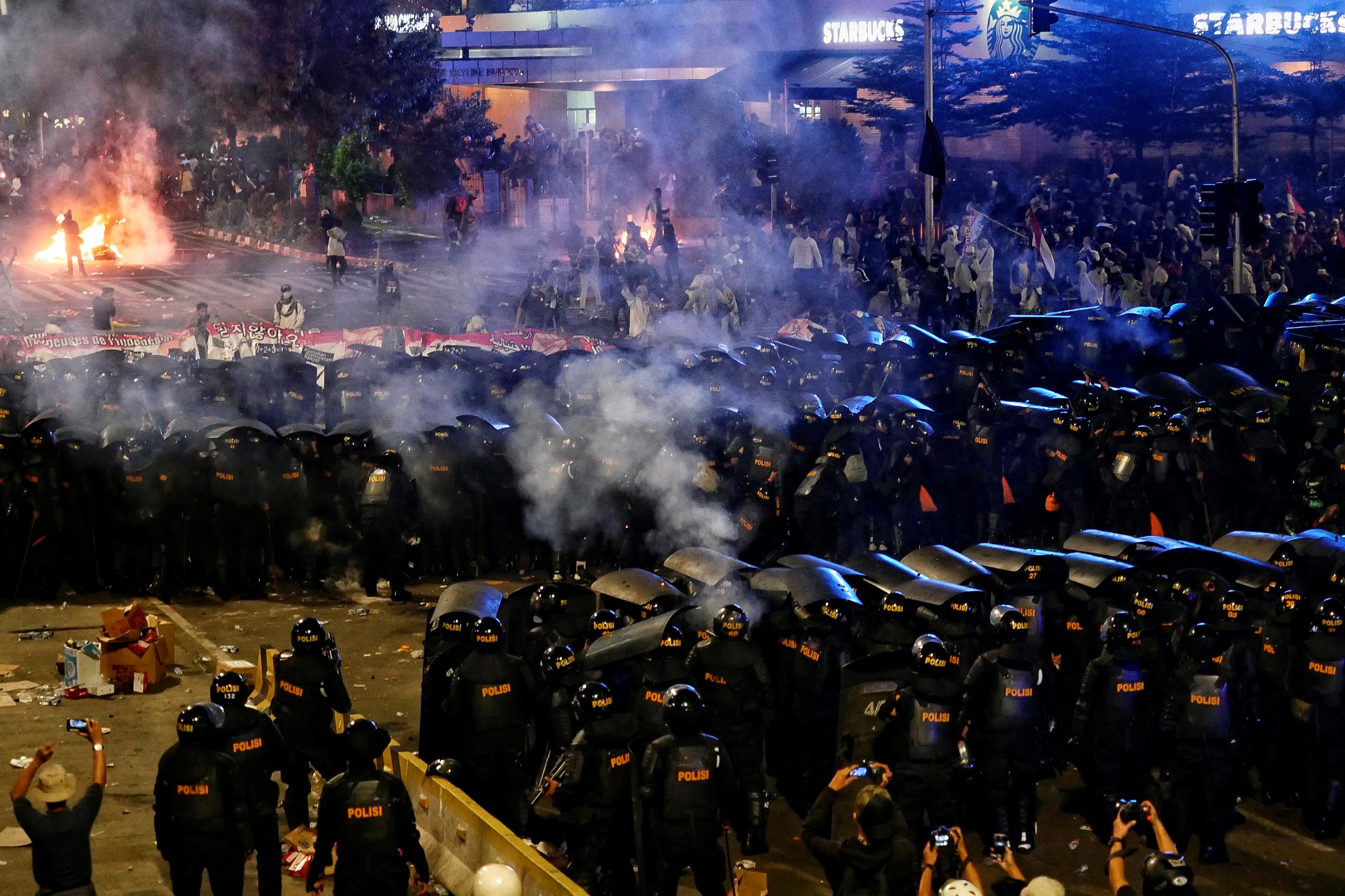 印尼大选后抗议演变为暴力冲突 街头"火拼"场面激烈