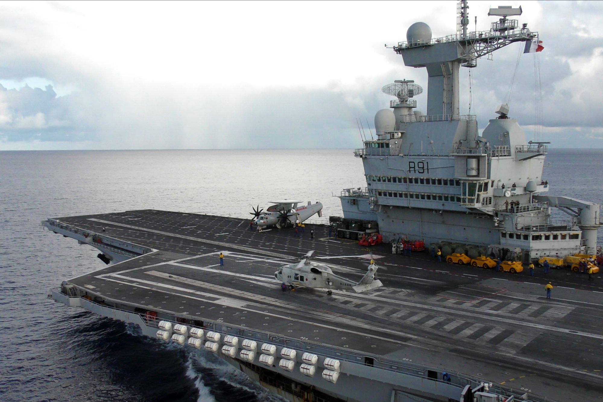 13 日本法国组成双航母编队在印度洋大搞军演