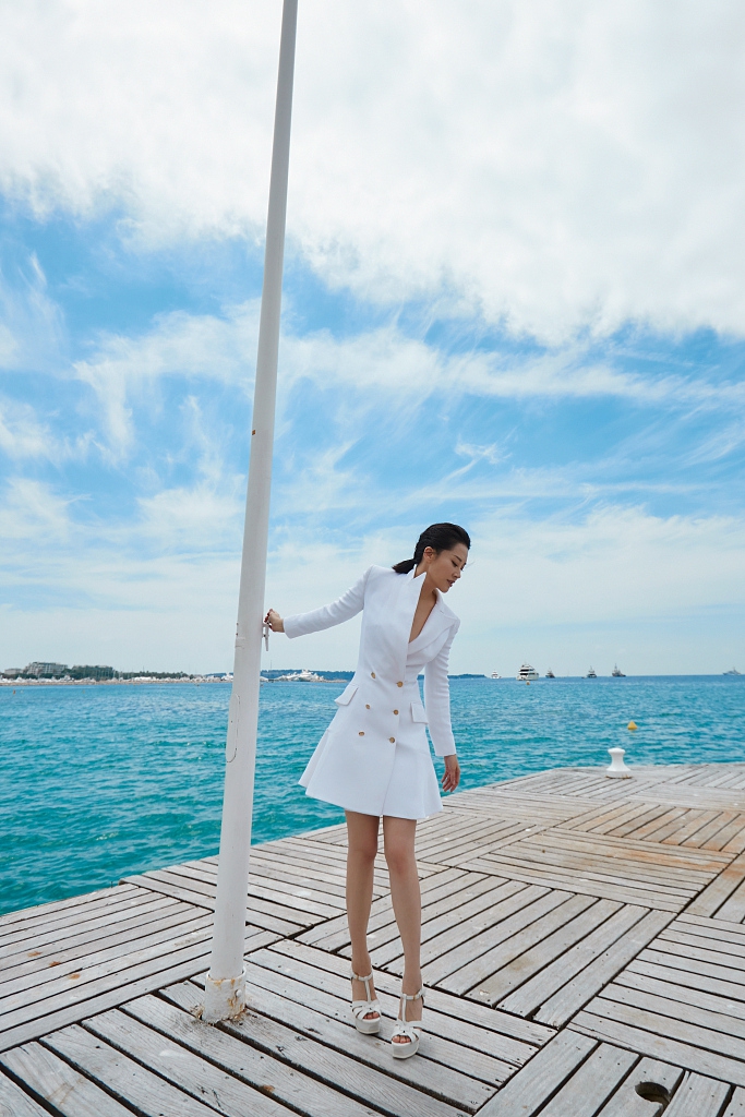 许晴戛纳海边拍摄大片妩媚低首演绎风情万种