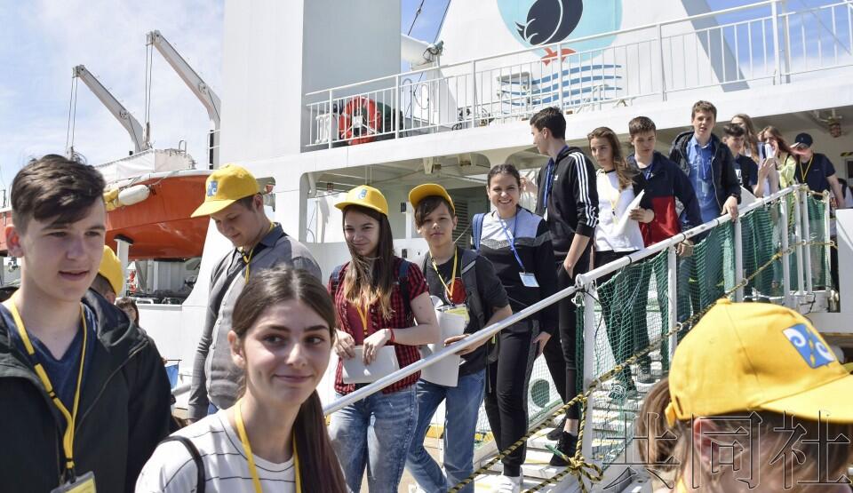 南千岛群岛(日称：北方四岛)俄罗斯居民与日本原岛民等相互往来的“免签证交流”俄方访问团约60人，于5月23日抵达日本北海道根室港。