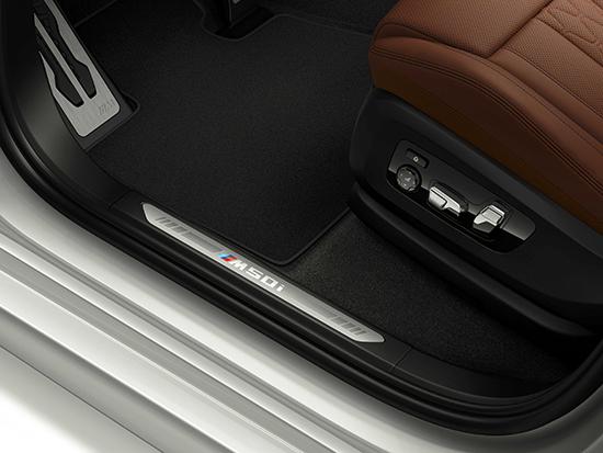 创新BMW X7 xDrive M50i 发光迎宾踏板