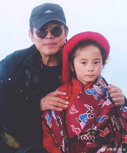 近日，有网友分享了李连杰在青海的照片，他和网红“小杨幂”合影，搂着他还亲了脑袋，十分慈祥亲切。