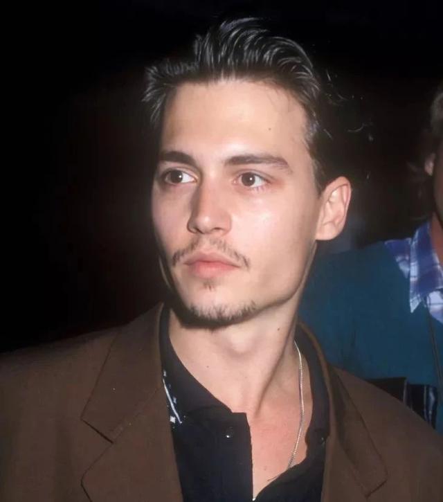 (强尼戴普的眼神流转真的魅力惊人)