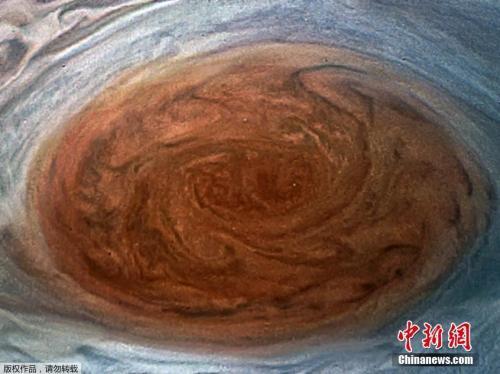 资料图：当地时间2017年7月，“朱诺”号木星探测器拍摄到的木星大红斑图片。