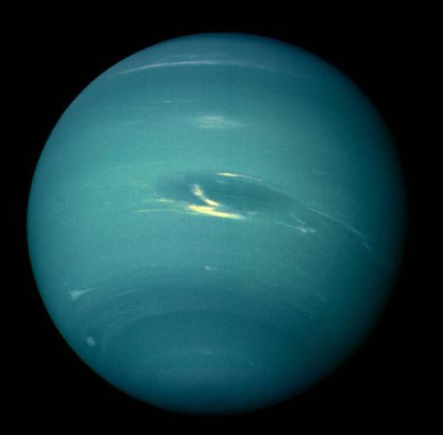 资料图：NASA发布的由“旅行者2号”拍摄到的海王星图片。图中可以看到海王星上有一个大黑斑。