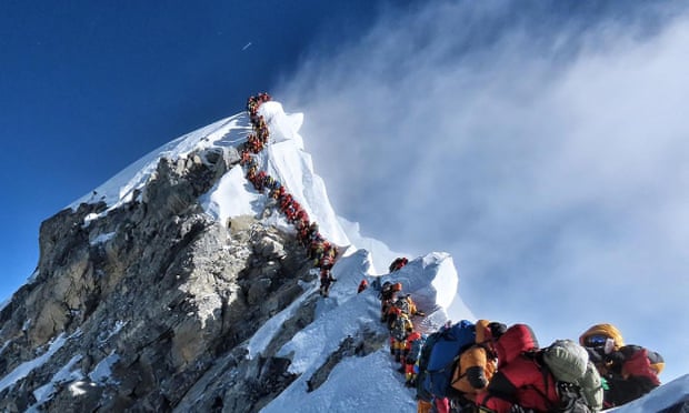 (21日珠峰登顶的场景。图源：法新社)