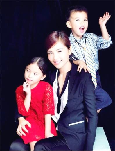 如今的刘涛，不仅事业有成，家庭也幸福美满。一双儿女，很是幸福。