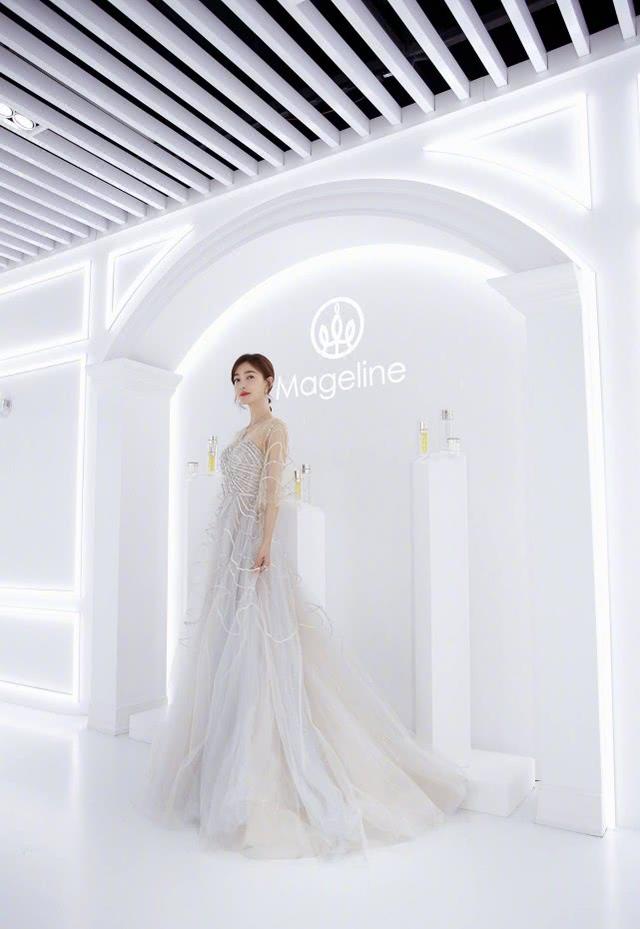 穿上白色纱裙的王丽坤像是从天宫中走出来的仙女，在时空隧道中穿梭，清香淡雅，唯美浪漫.