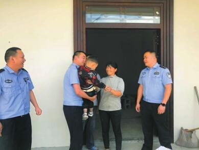 民警将杭杭平安交给他的外婆。