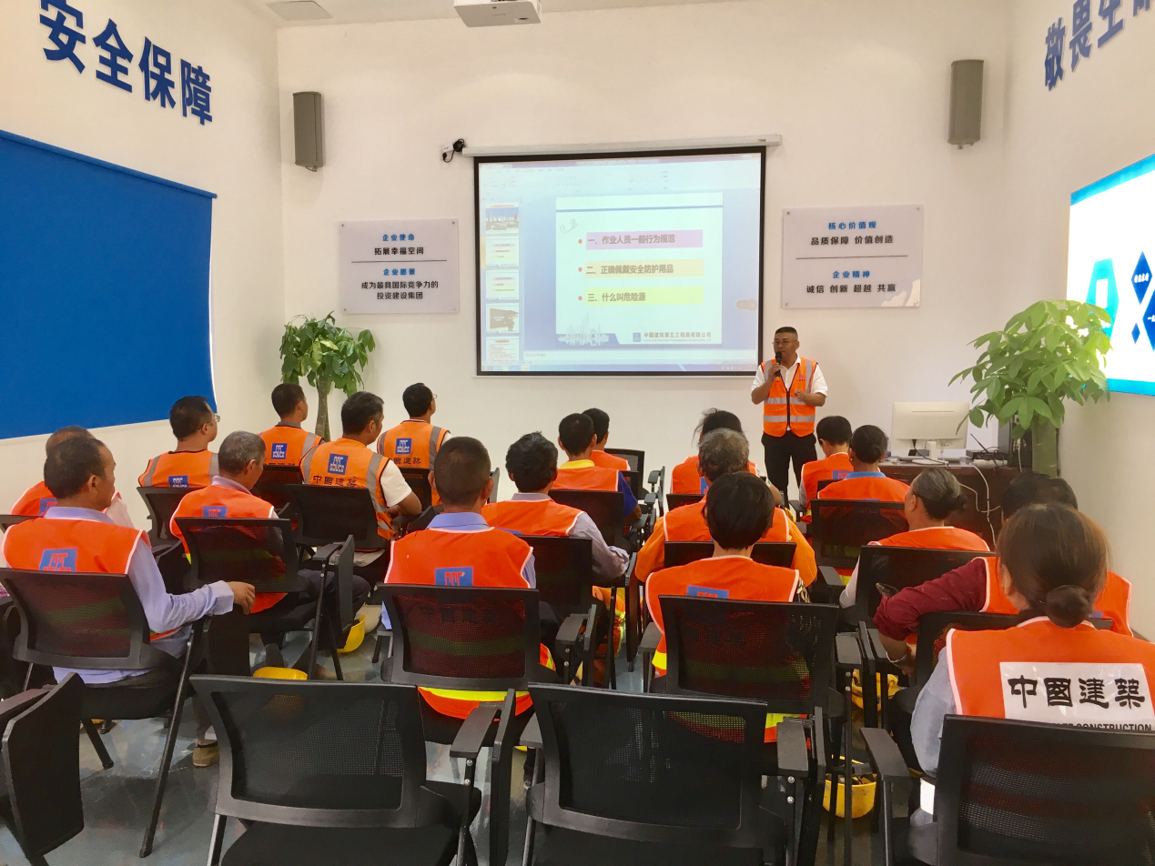 24日上午，工人在深圳地铁13号线实操实训基地进行安全作业的理论学习(环球网)