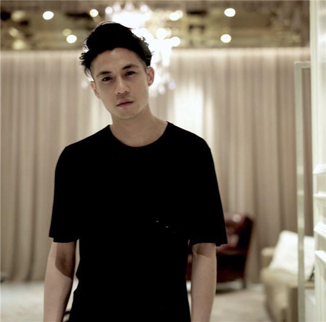 个人都不认识,所以吃瓜君简单来说两句,先说这个小哥哥,叫elroy石正祥