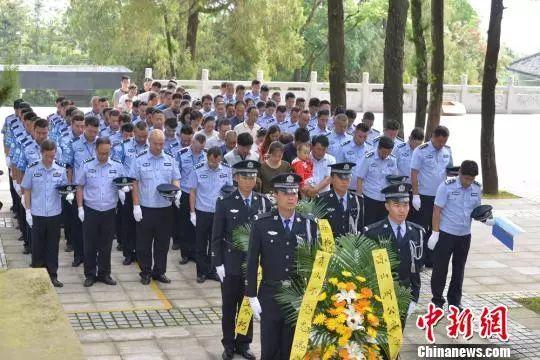 资料图：民警代表为贾巴伍各敬礼。谌生智 摄