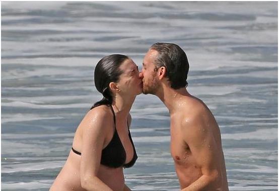 在海里Kiss，看的出两人的夫妻关系非常的要好，少女心十足呀。非常甜蜜。