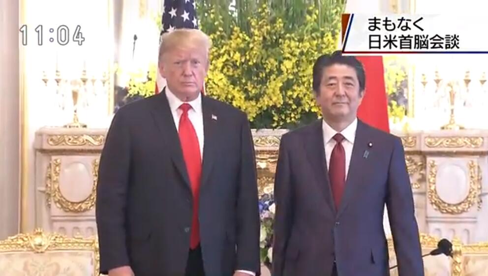 NHK直播报道截图，会谈开始前安倍与特朗普进行简短发言