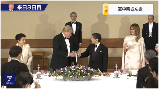 NHK直播截图，特朗普与德仁天皇碰杯
