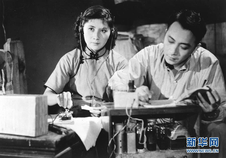 这是电影《永不消逝的电波》剧照。新华社发