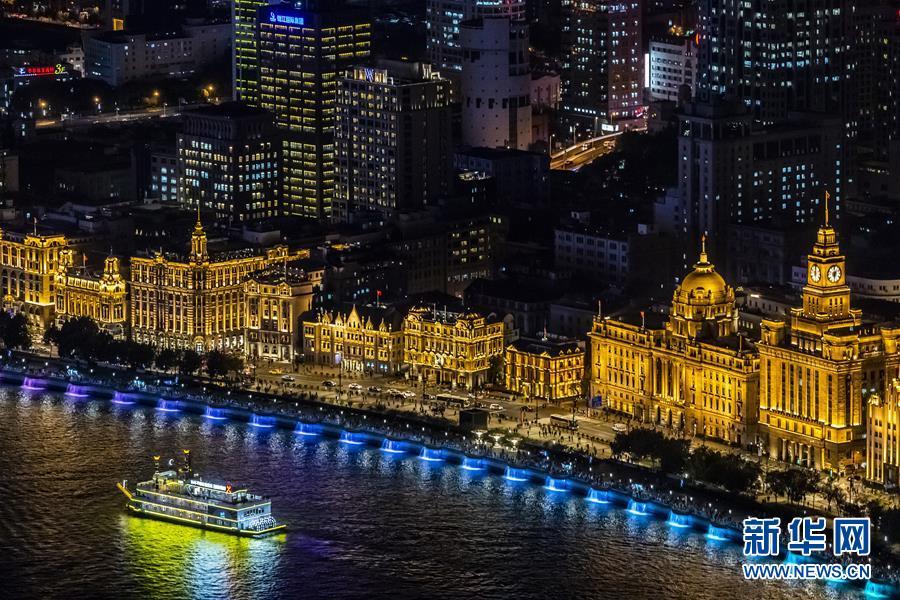 游船经过上海外滩建筑群（2018年11月2日摄）。新华社记者 沈伯韩 摄