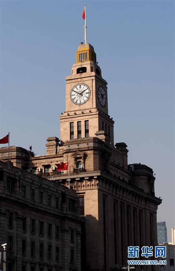 这是2017年12月23日拍摄的位于上海外滩的上海海关大楼。新华社记者 任珑 摄