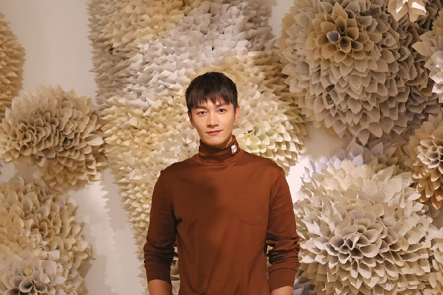 他所主演的两部人气影视剧《乔安你好》与《我在2000》都将于今年内