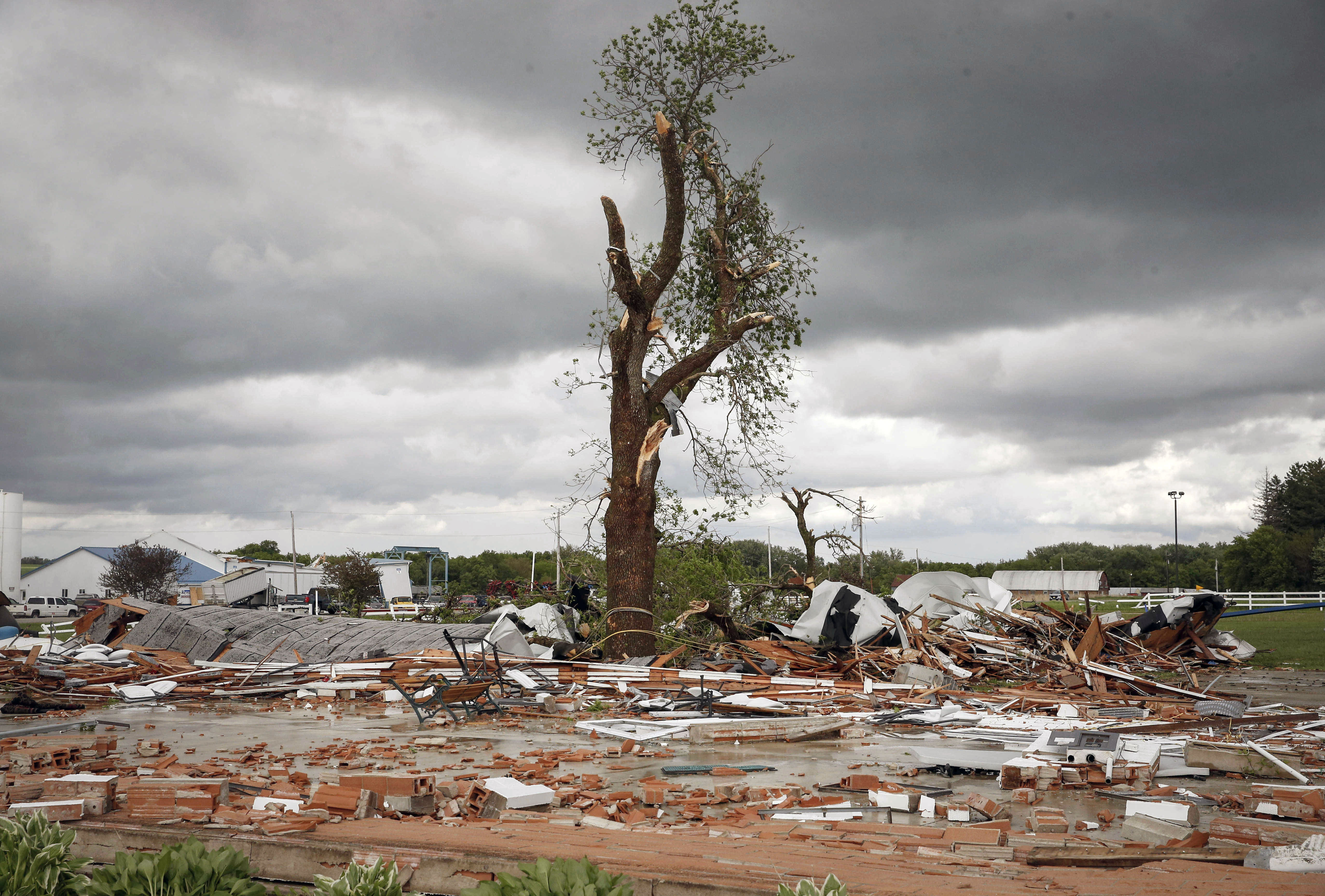 美国中部不到两天遭遇30场龙卷风 多地民房倒塌遍地狼藉