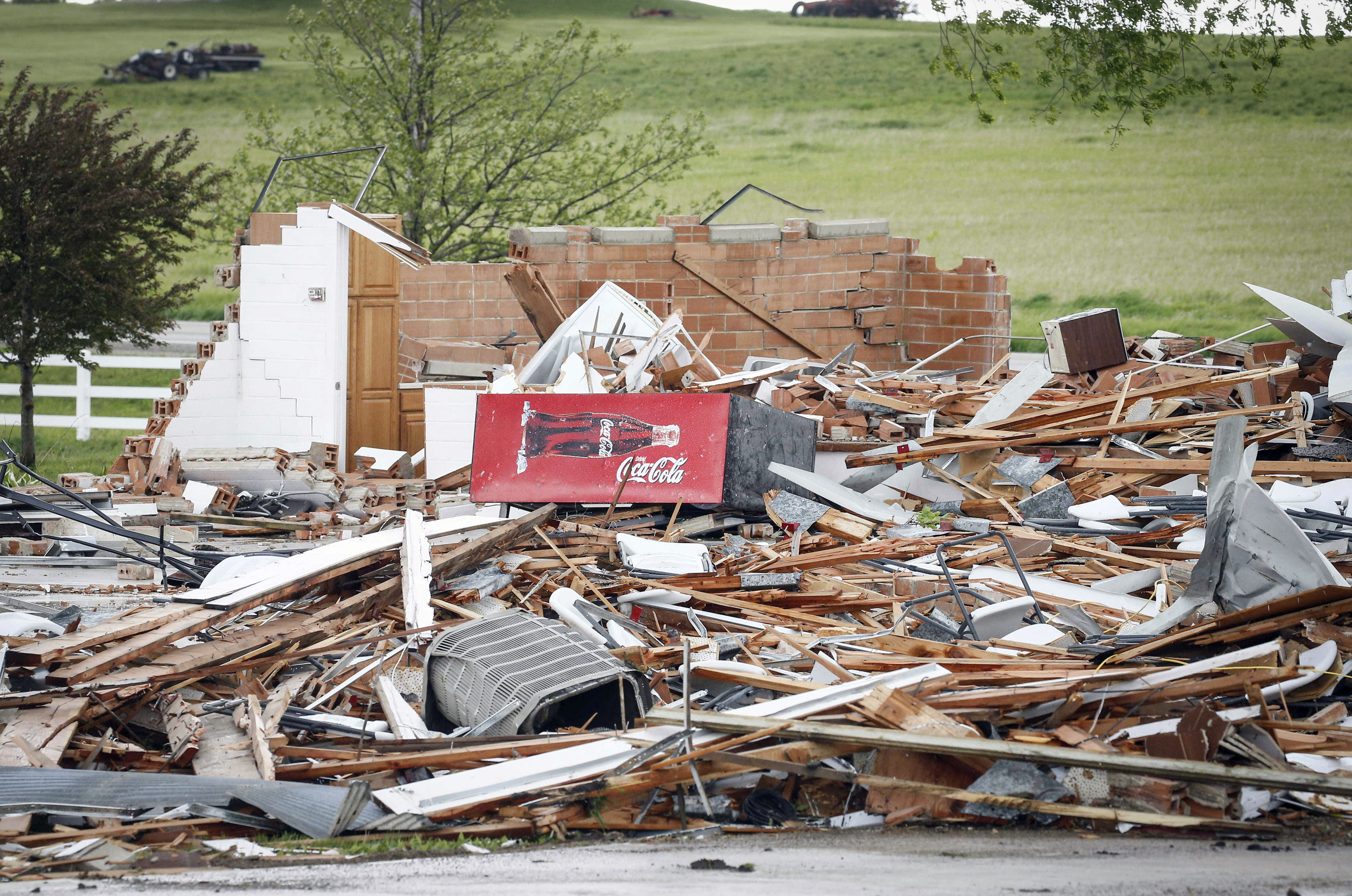 龙卷风“撕裂”美国爱荷华州 大树被连根拔起房屋成碎片