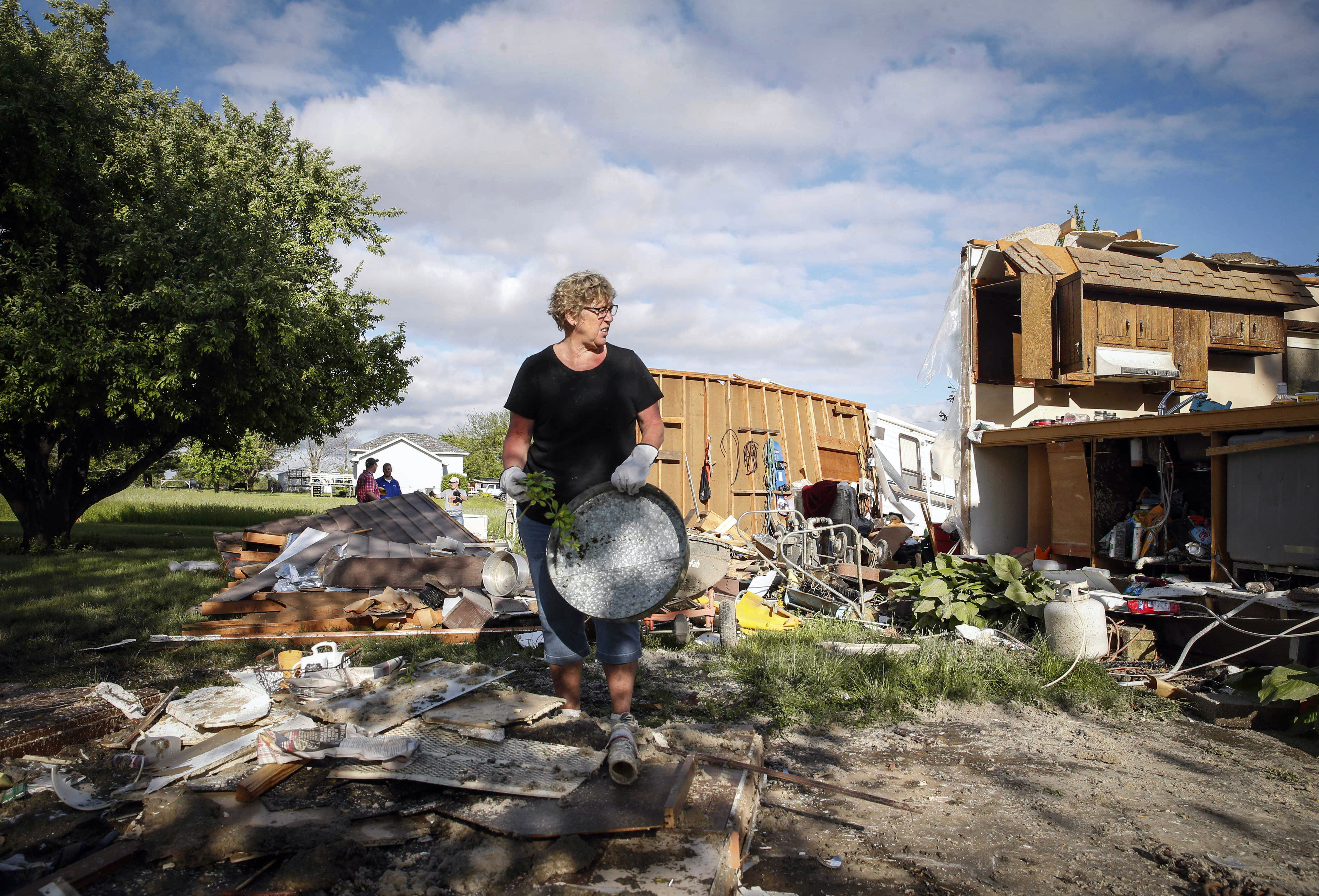 美国中部不到两天遭遇30场龙卷风 多地民房倒塌遍地狼藉