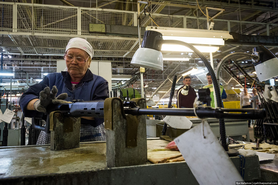 40 走进卡拉什尼科夫步枪制造厂看步枪怎么被造出来