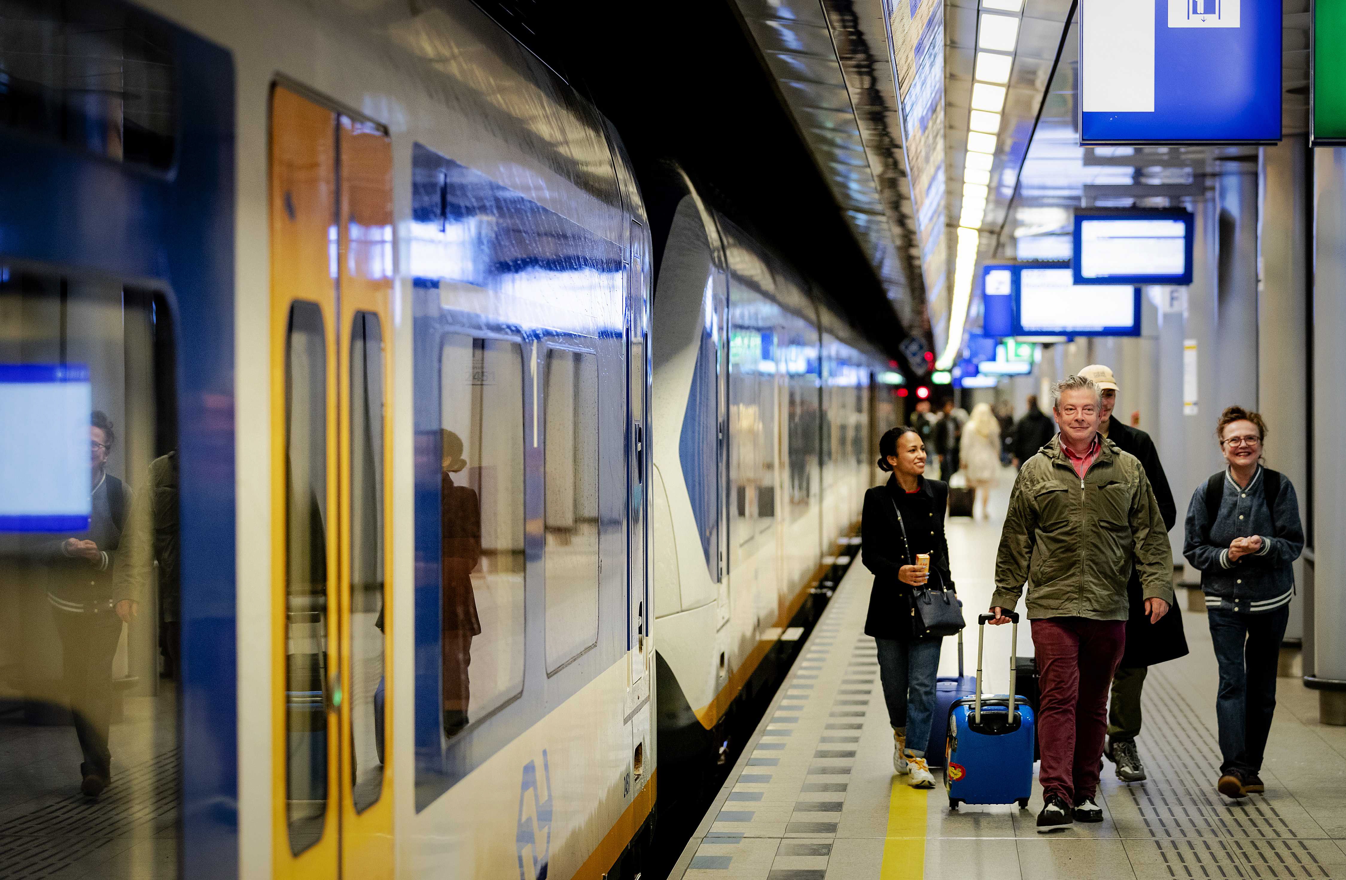 荷兰公共交通系统大罢工火车公交皆停运