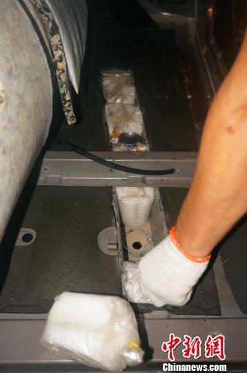 民警在面包车座位底下查获部分毒品。西陵警方 供图