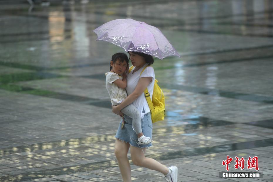 重庆突降暴雨民众雨中措手不及