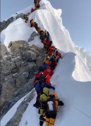 登山者在排队(图源：社交媒体)
