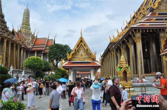 资料图：泰国曼谷大皇宫内游人如织。中新社发 王雪 摄