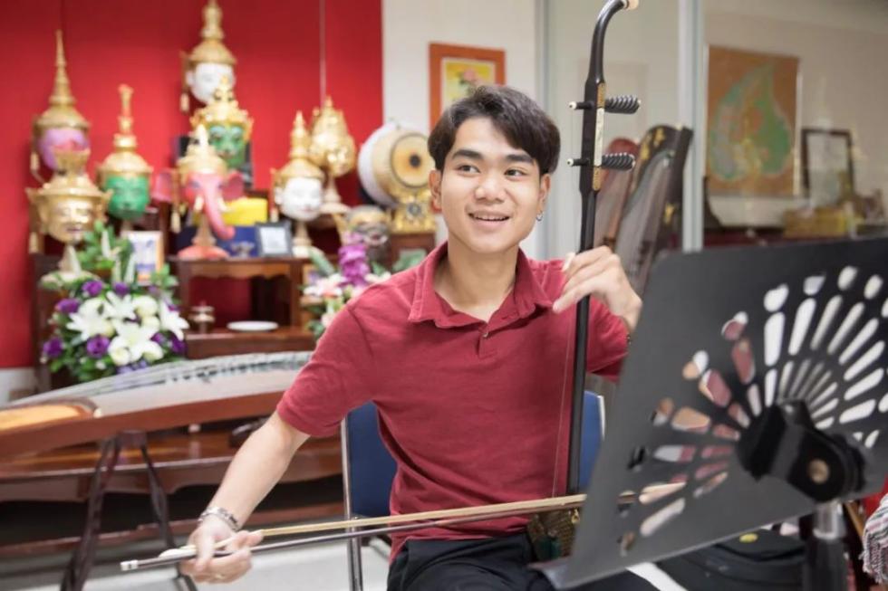 “天弦”乐团成员巴克瓦在排练时拉二胡。