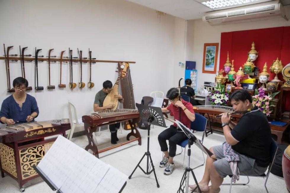 “天弦”乐团成员在排练乐曲“雨碎江南”。