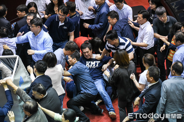 打架扔球砸箱子台立法院大乱斗立委溅血