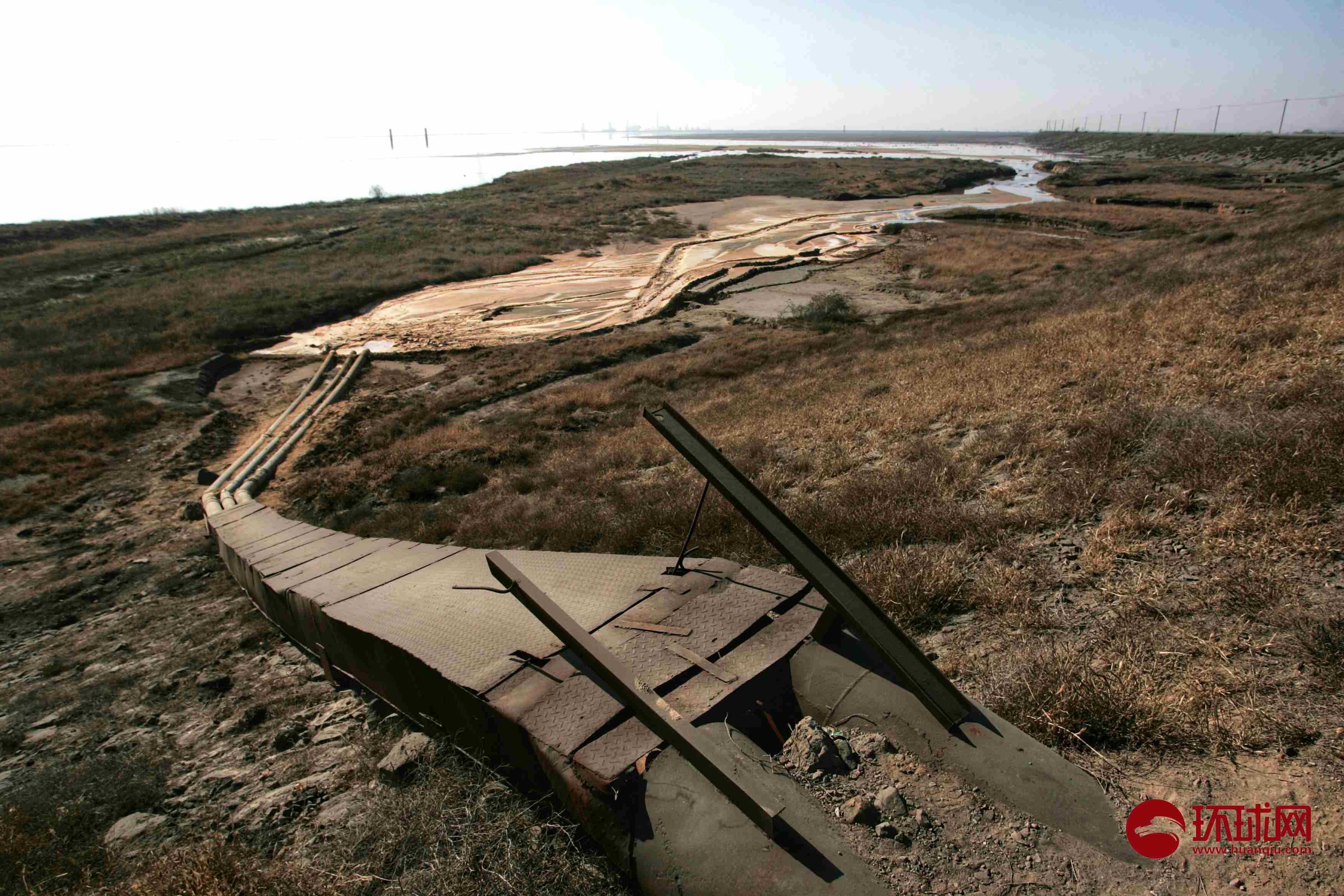 世界最大稀土矿—内蒙古白云鄂博矿,包头市郊的稀土尾矿坝.摄影/崔萌