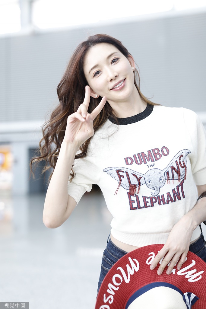 看到镜头的她很有礼貌,并冲镜头开心比耶,心情很好.