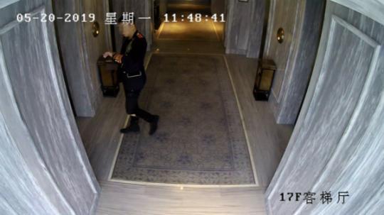 图说：监控视频显示，林先生的好友李某曾进出过房间。警方供图