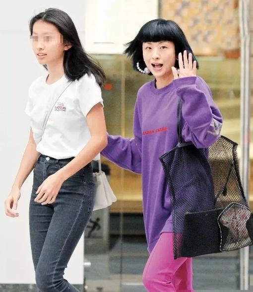 陈奕迅15岁女儿近照曝光，近一米七的身高很是亮眼