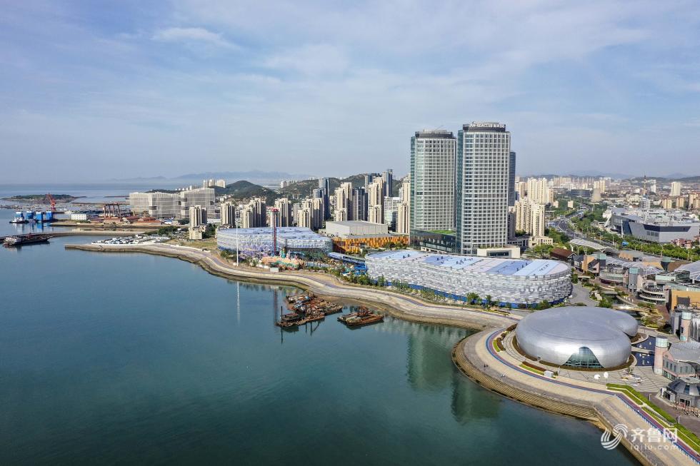 航拍青岛西海岸新区唐岛湾海滨清新如画