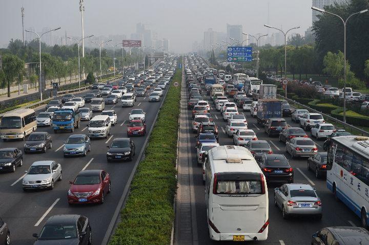 2016年端午节小长假前一天,北京市东四环朝阳公园附近一处路段车流量