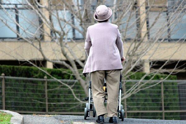 又一起 孤独死 日本90岁老人死后2周才被发现