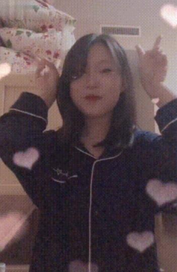 近日，小沈阳女儿沈佳润近照曝光，小姑娘长发飘逸很有明星范，双手比v十分可爱。