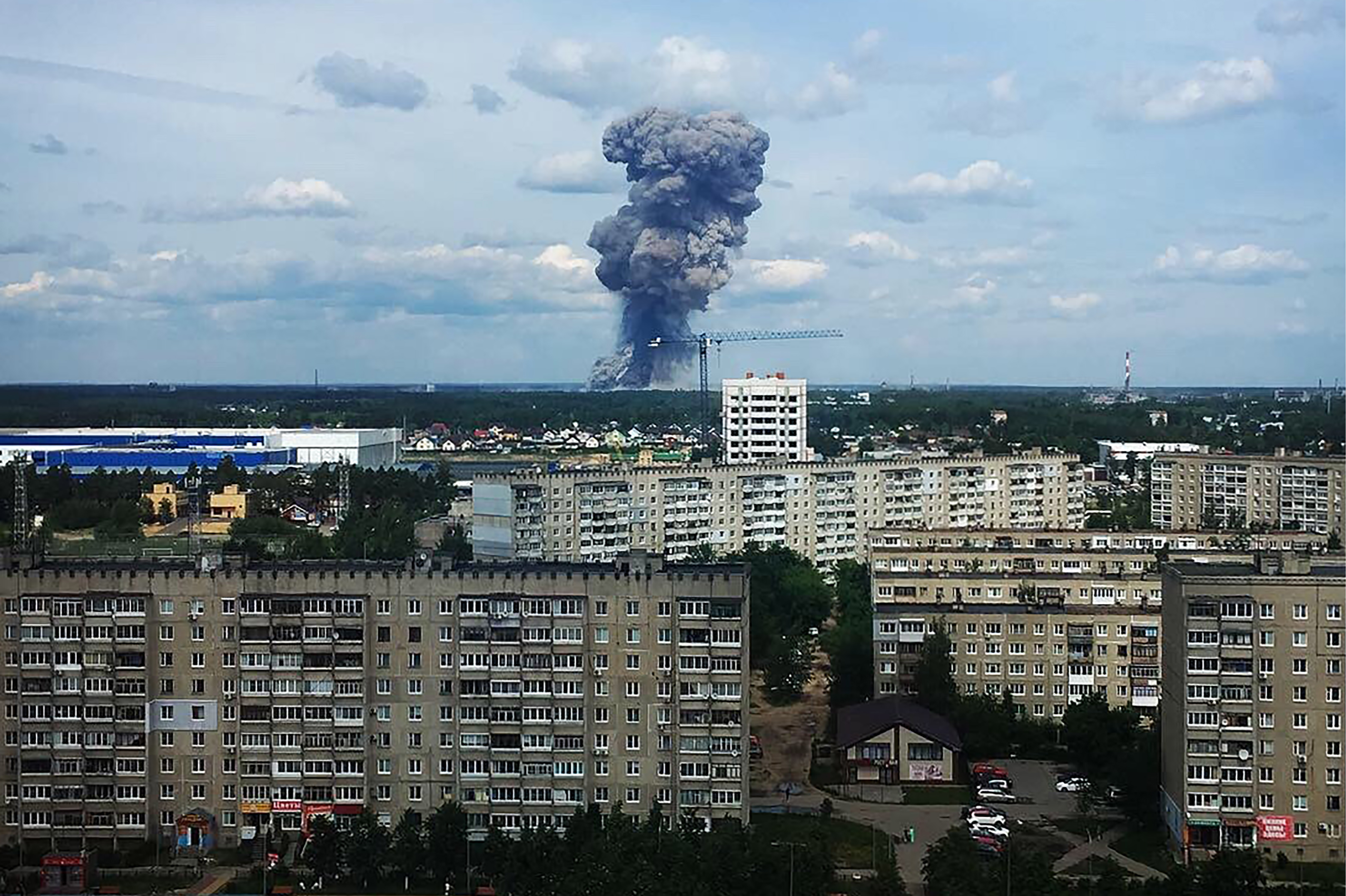 俄罗斯一家生产tnt工厂车间发生爆炸城市上空浓烟滚滚