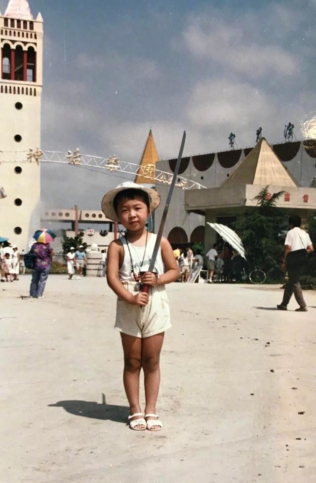 杜海涛儿童节晒童年照九宫格丑萌丑萌的和现在长得一模一样