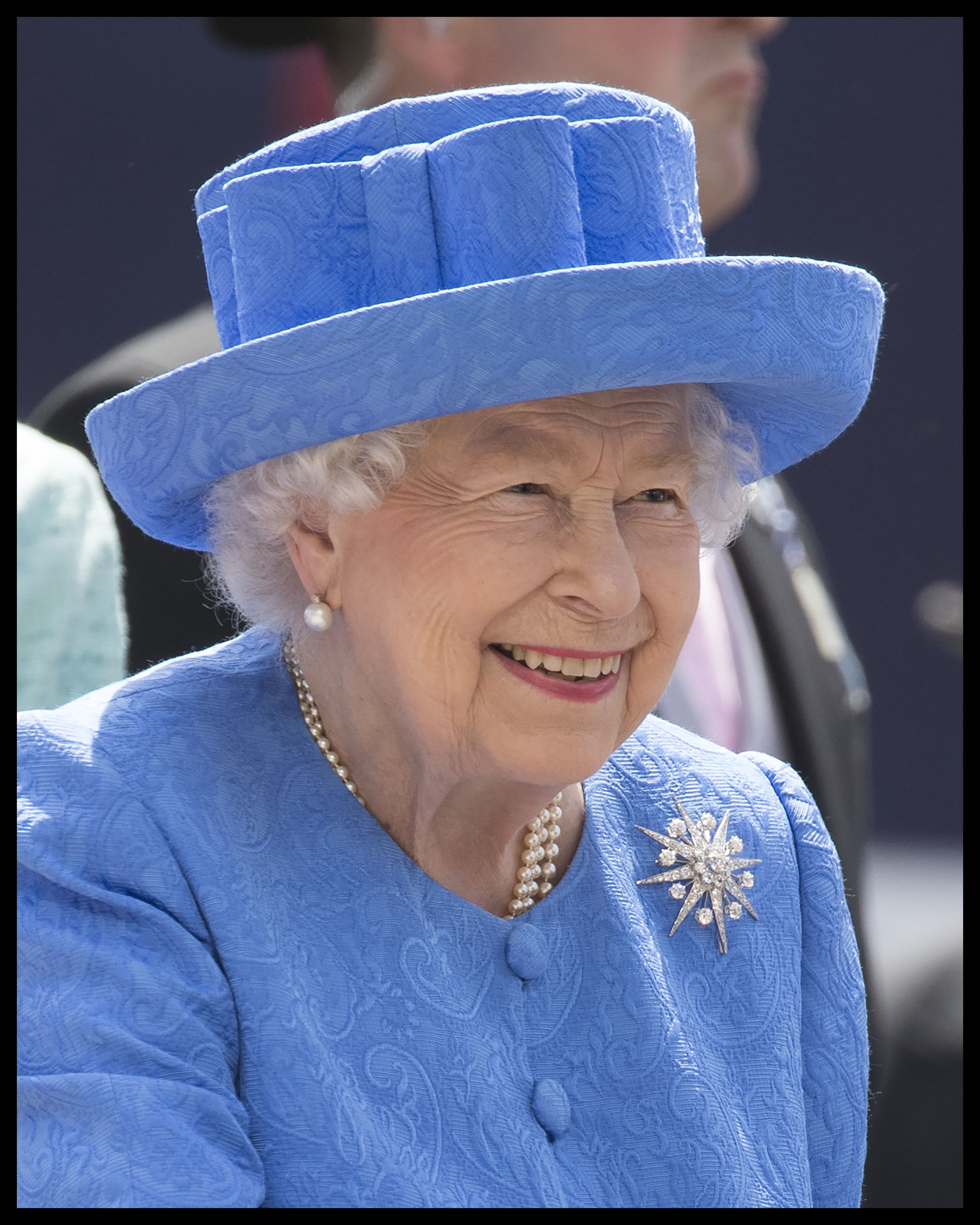 英国德比赛马会举行伊丽莎白一身蓝色套装优雅亮相